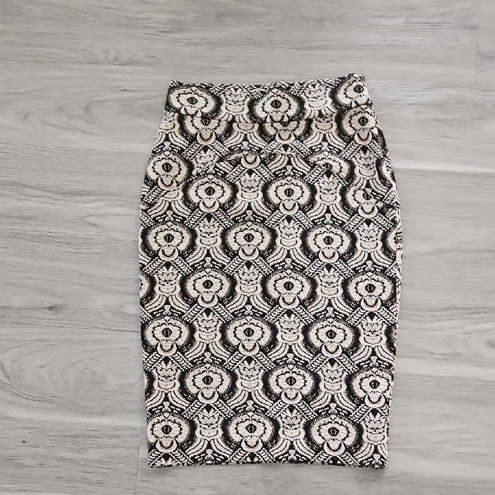 DVF Elegant Black and Cream Patterned Skirt